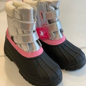 Girls snow boots. Cute and. Cozy.